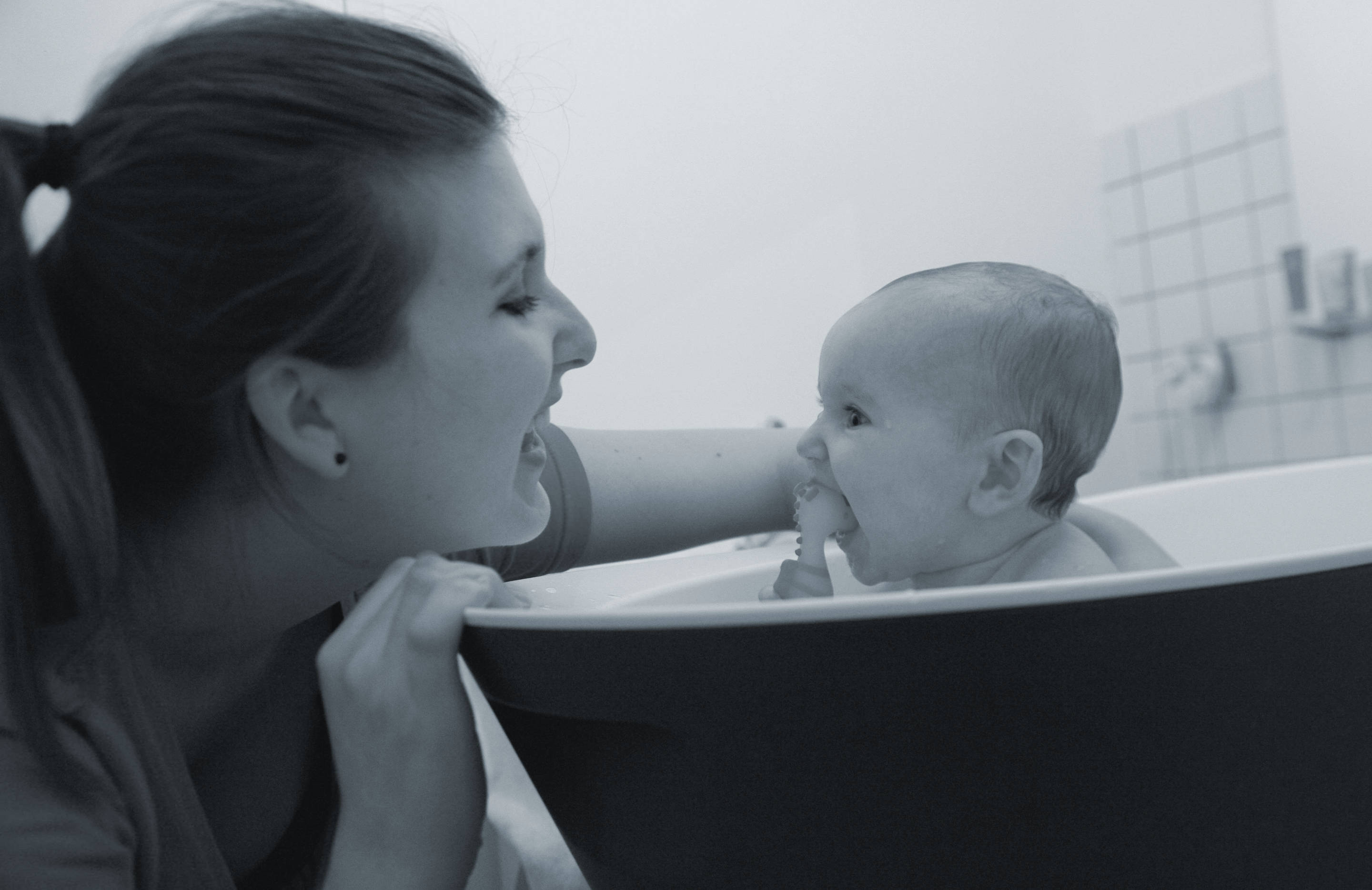 Regard complice entre une mère et son enfant pendant le bain